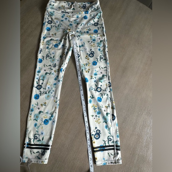 Fabletics motion 365+ high waisted Blue and Cream Floral Leggings medium - Picture 8 of 11